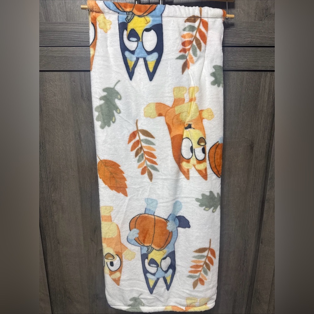 New Bluey & Bingo Fall Pumpkin & Leaves Plush 50" x 70" White Throw Blanket - Picture 2 of 10